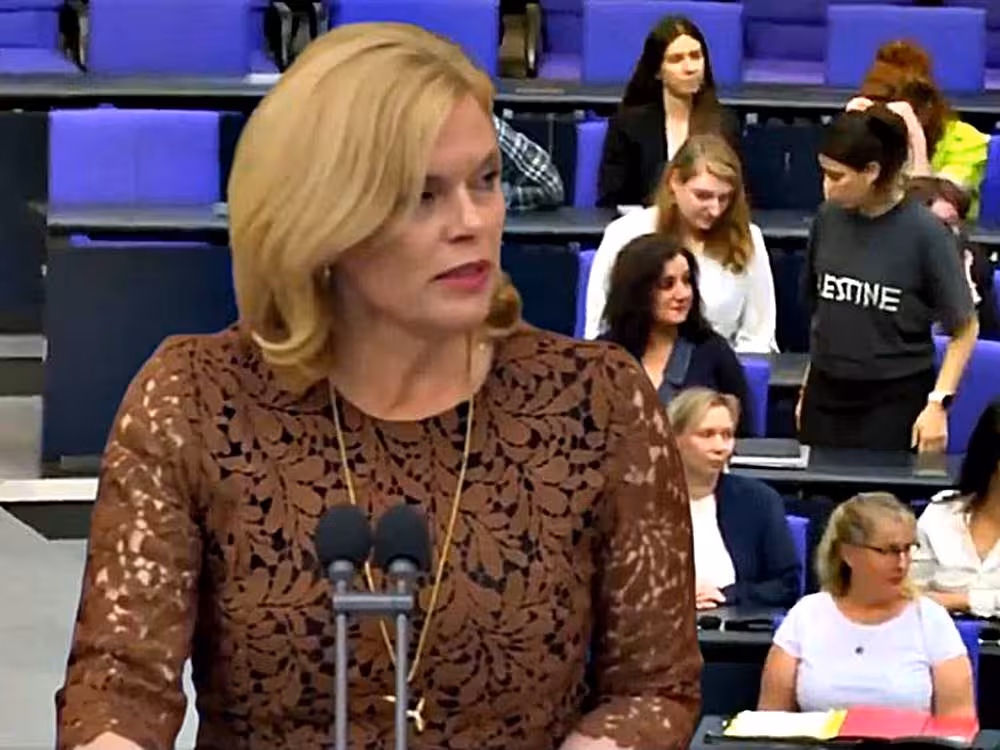 Deputada com estampa Palestina na roupa deixa sessão do Bundestag a pedido da Presidente da Casa - Imagens reprodução