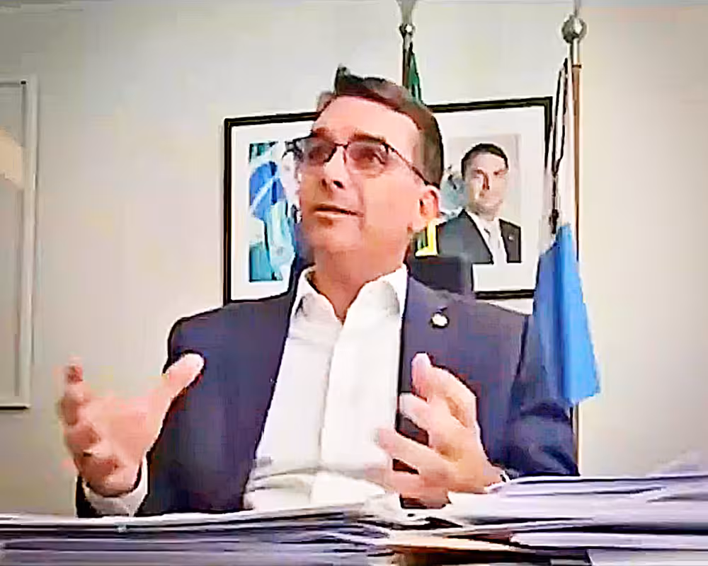 Flávio Bolsonaro durante entrevista à Folha | Imagem reprodução/Folha via @LeonelRadde/X