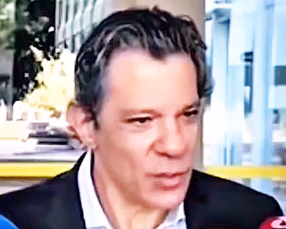 Haddad é entrevistado por jornalistas |12.6.2025| Imagem reprodução de vídeo/@Haddad_Fernando