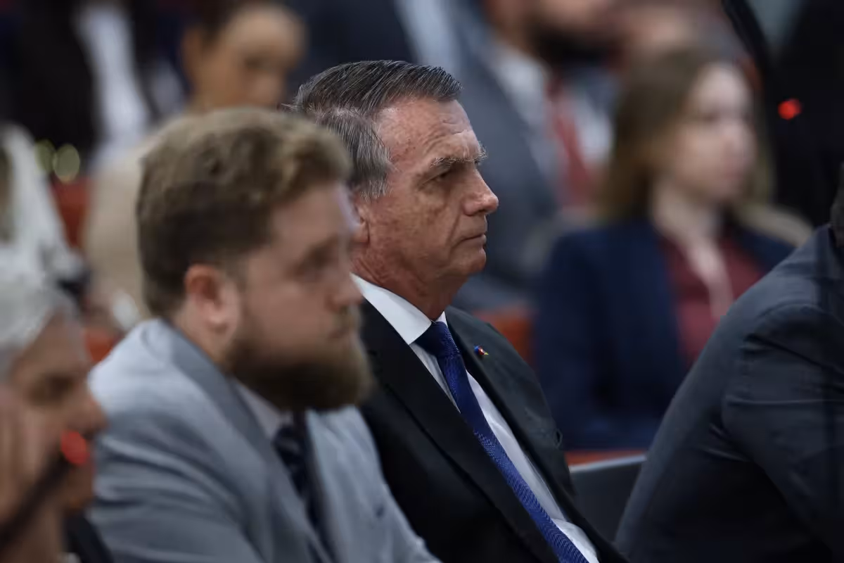 Bolsonaro ao lado do advogado de Augusto Heleno | Foto de Gustavo Moreno/STF