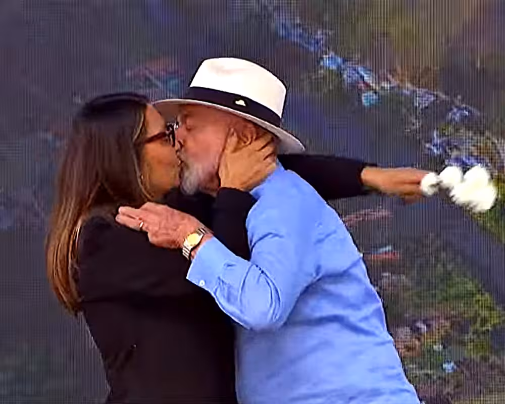 LULA presenteia JANJA com flores pelo DIA DOS NAMORADOS, durante evento ao vivo, em MG |12.6.2025| Imagem reprodução