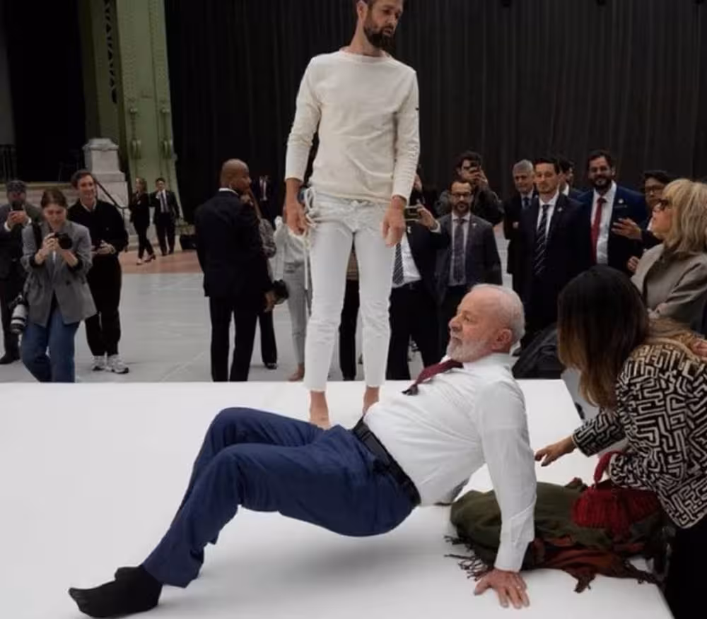 LULA tenta imitar movimento de acrobata em Paris - Imagem redes sociais