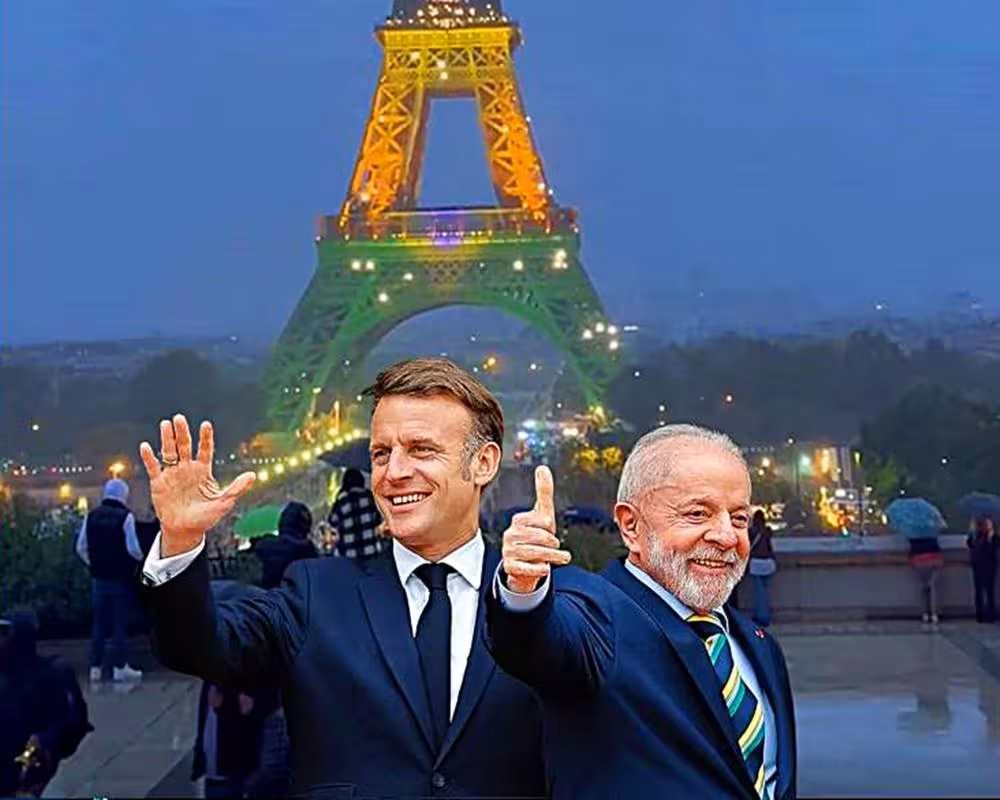 MACRON e LULA e a Torre Eiffel verde e amarela | Foto de Ricardo Stuckert/montagem