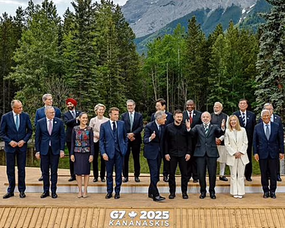 O Presidente Lula posa com membros do G7 e convidados - Ricardo Stuckert