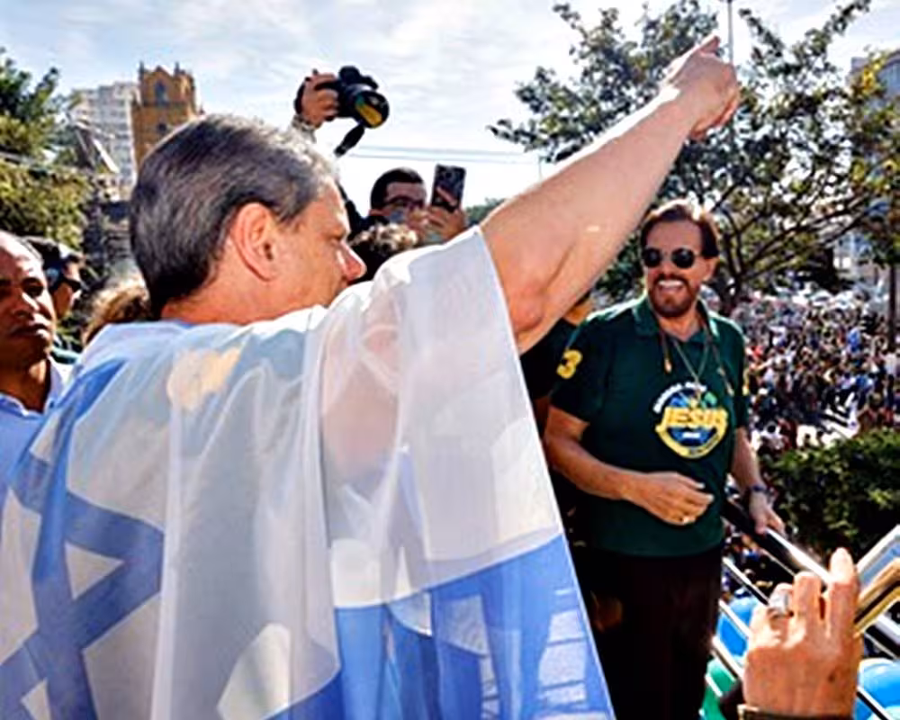 Tarcísio com a bandeira de Israel na Marcha Para Jesus | Imagem reprodução/redes sociais