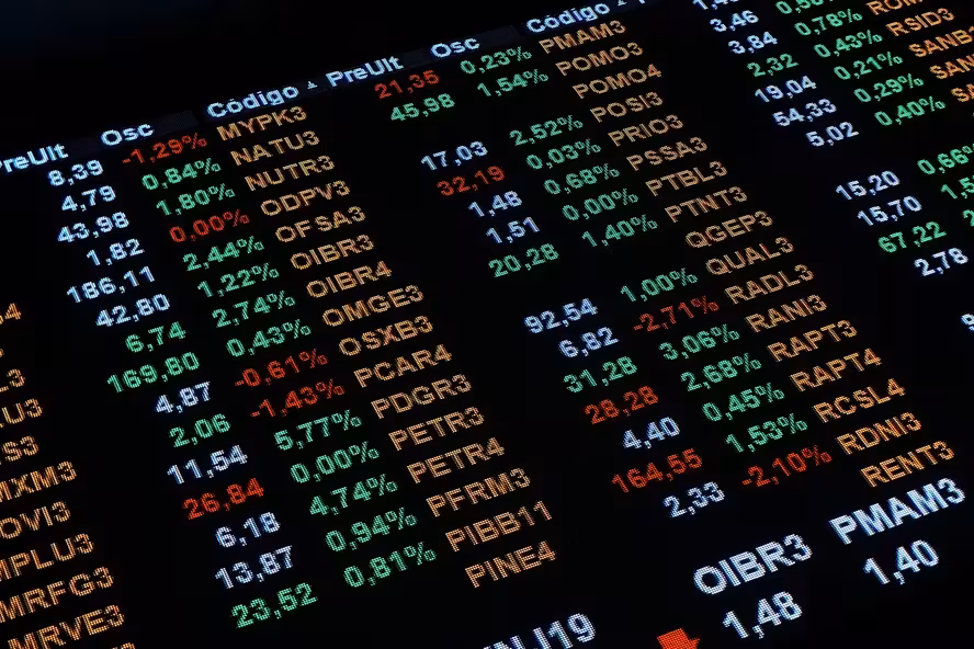 Painel de ações na B3, bolsa de valores de São Paulo — Foto: Cris Faga/NurPhoto via Getty Images