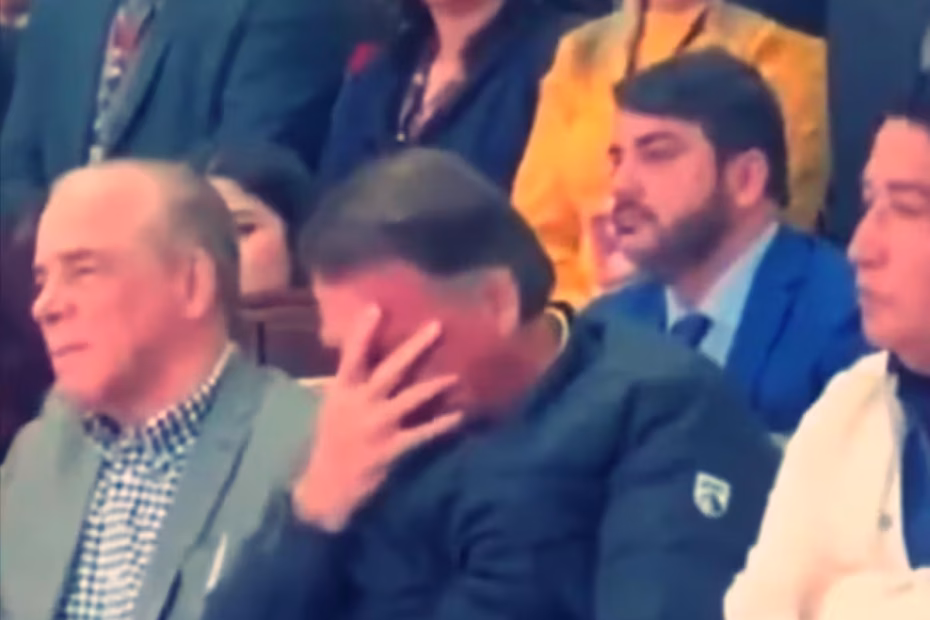 Dias antes da prisão domiciliar, o ex-presidente Jair Bolsonaro leva a mão ao rosto ao saber que o ministro do STF Alexandre de Moraes descartou sua prisão preventiva por descumprimento de medidas cautelares |24.7.2025| Imagem reprodução