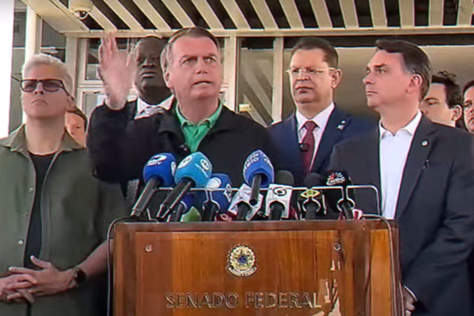 Jair Bolsonaro durante coletiva de imprensa para afirmar que somente ele pode solucionar as taxas de 50% impostas por Trump aos produtos brasileiros |17.7.2025| Imagem reprodução