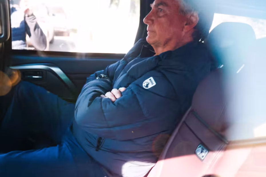 O ex-presidente Jair Bolsonaro (PL) dentro do carro que o conduziu para instalar uma tornozeleira eletrônica após operação da Polícia Federal que cumpriu mandados de busca e apreensão em sua residência e endereços ligados a ele |18.7.2025| Foto: Wilton Junior/Estadão