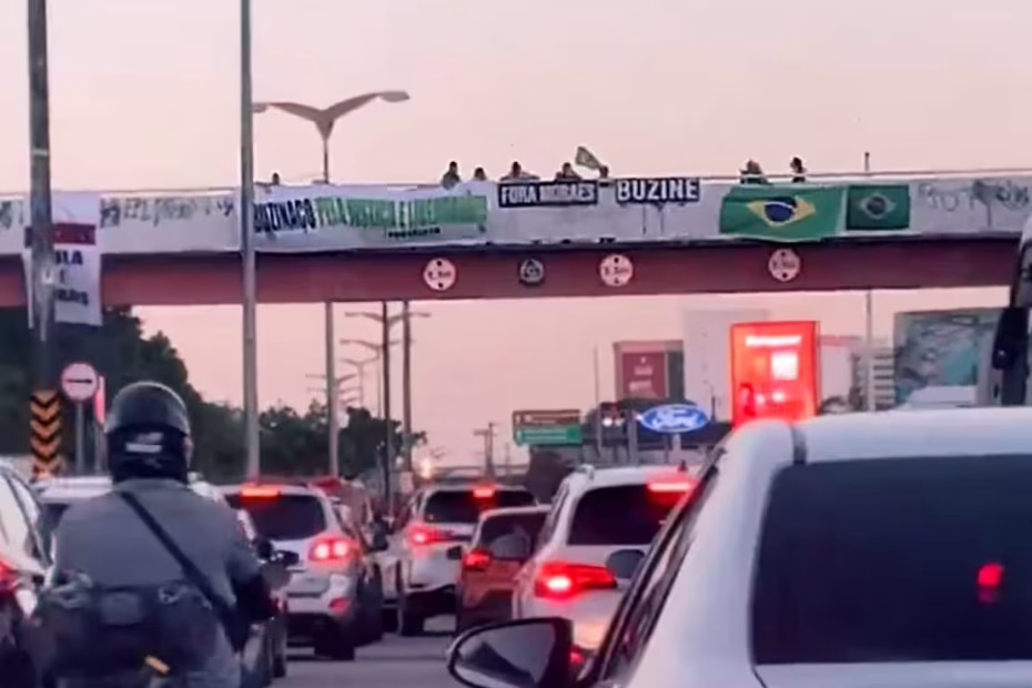 Apoiadores de Bolsonaro exibem faixas em favor do ex-presidente e contra o ministro do STF, Alexandre de Moraes, pedindo buzinaço | Imagem reprodução