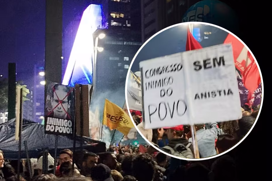 Cartazes em ato progressista na avenida Paulista afirmam que o Congresso é "inimigo do povo" e diz não ao projeto de "anistia" que tramita no Legislativo |10.7.2025| Imagem reprodução