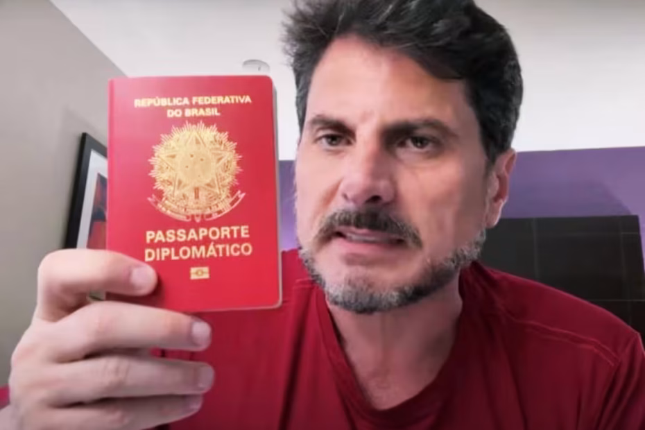 Durante transmissão de vídeo ao vivo, Marcos do Val mostra seu passaporte diplomático, com o qual fugiu da Justiça para os EUA |24.7.2025| Imagem reprodução