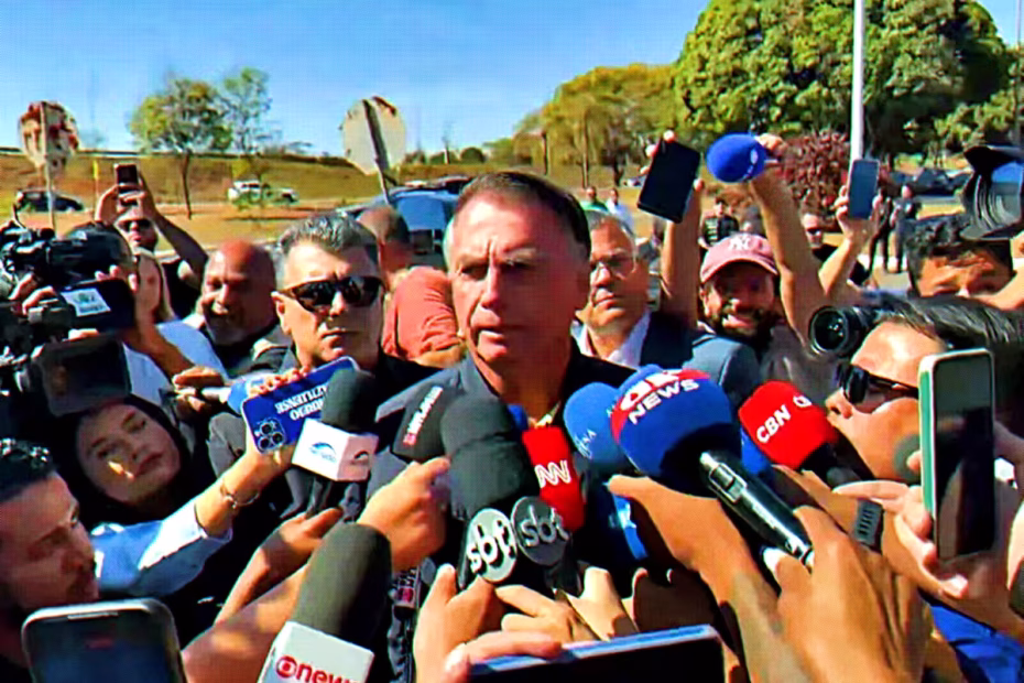 Durante entrevista à imprensa em 18.5.2025, Bolsonaro negou intenção de fuga: “Nunca pensei em sair do Brasil ou ir para embaixada. O plano golpista não existiu. Sou ex-presidente da Republica, tenho 70 anos de idade. Sofri suprema humilhação" - Imagem reprodução