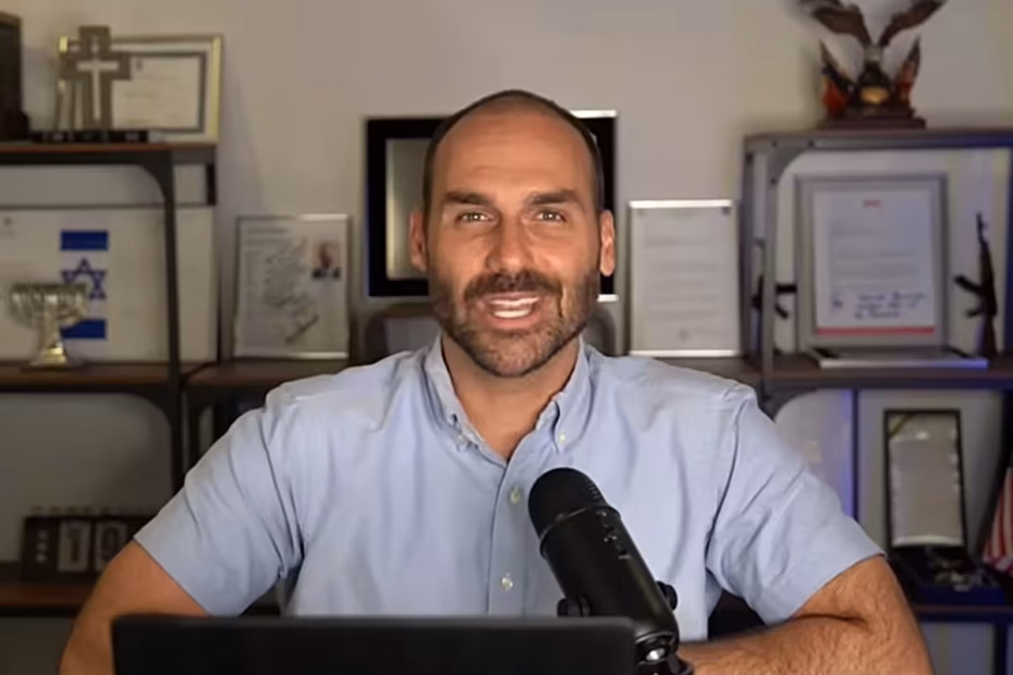 Eduardo Bolsonaro durante live |20.7.2025| Imagem reprodução/YouTube/Eduardo Bolsonaro