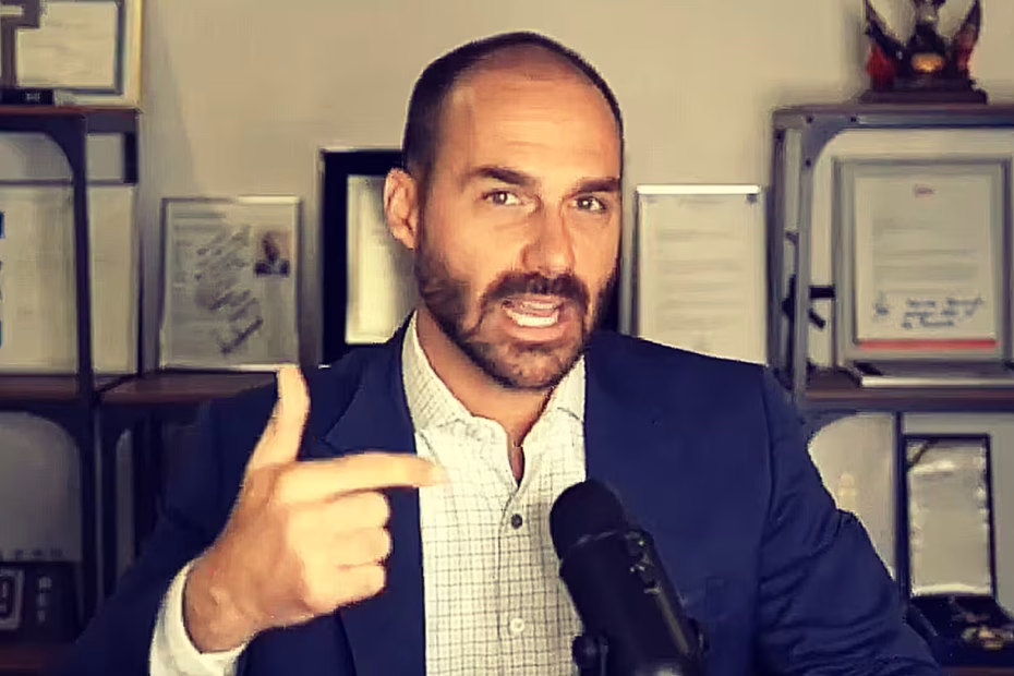 Eduardo Bolsonaro se refere ao presidente dos EUA como meu chefe durante live exibida pelo portal Revista Oeste/Imagem reprodução