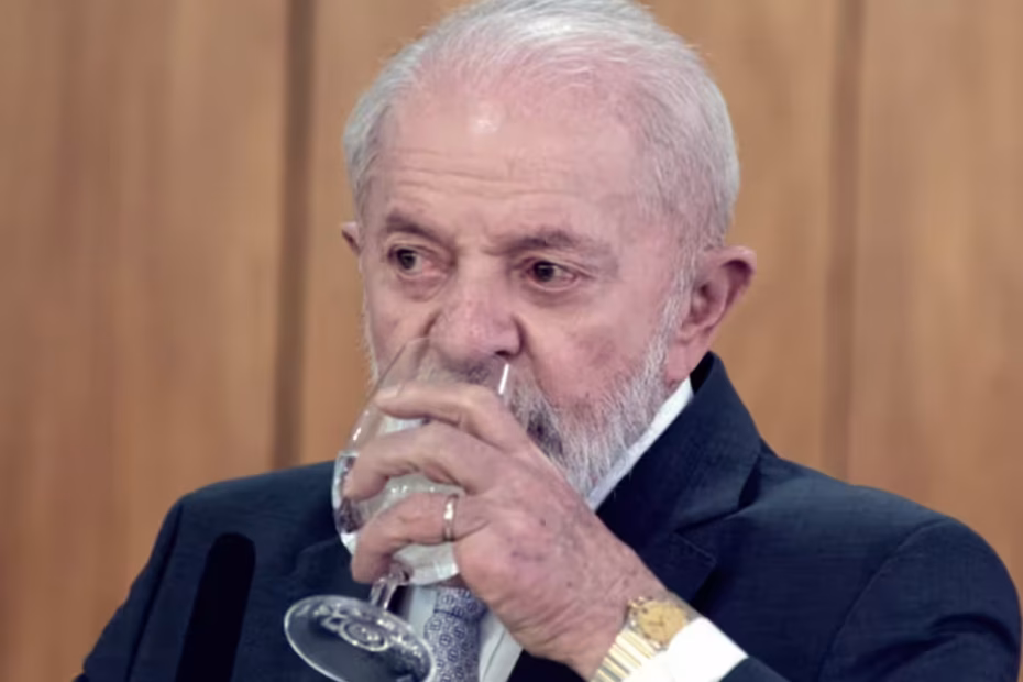 Presidente Lula bebe água durante discurso / Foto KEBEC NOGUEIRA/METRÓPOLES @kebecfotograf