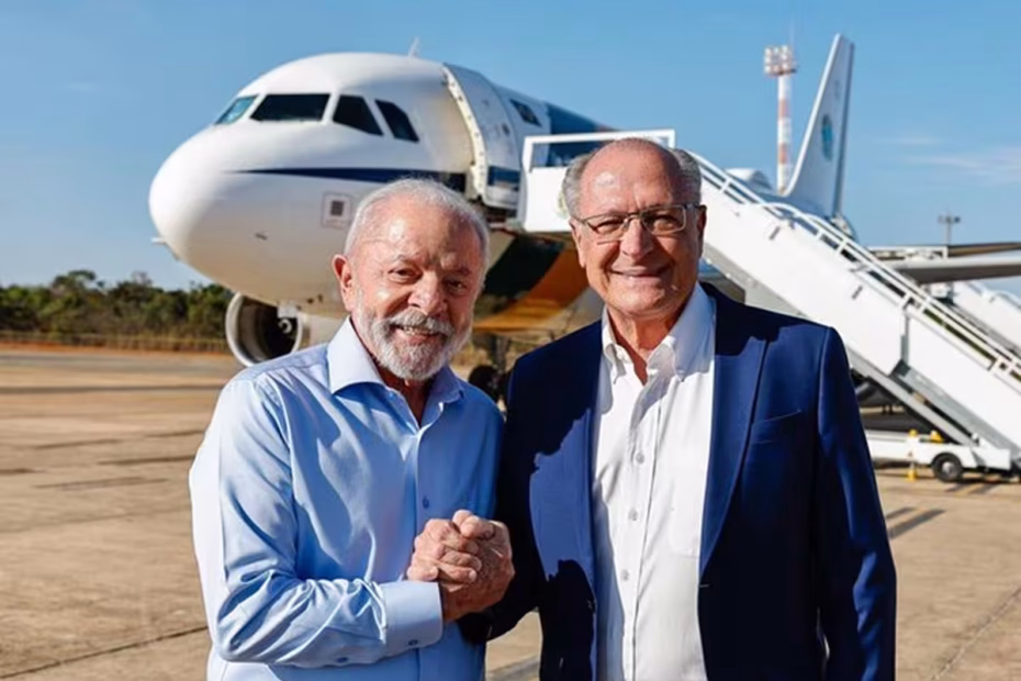 Presidente Lula se despede do vice-Presidente Geraldo Alckmin antes de embarcar na aeronave do governo federal rumo ao Chile |20.7.2025| Foto: Ricardo Stuckert/PR