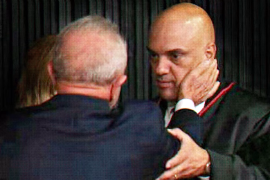 Em 2022, Alexandre de Moraes participa da cerimônia de diplomação do recém eleito Luiz Inácio Lula da Silva (PT) para seu terceiro mandato presidencial | Imagem reprodução