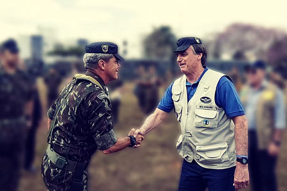 O ex-presidente Jair Bolsonaro com o ex-comandante de Operações Especiais Mário Fernandes | Foto: Isac Nóbrega