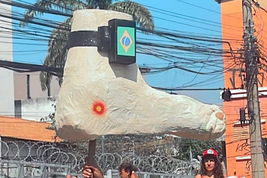 Uma maquete gigante representando o pé do ex-presidente Jair Bolsonaro (PL) usando uma tornozeleira anima foliões em um Carnaval fora de hora em Belo Horizonte (MG) |19.7.2025| Imagem reprodução/X