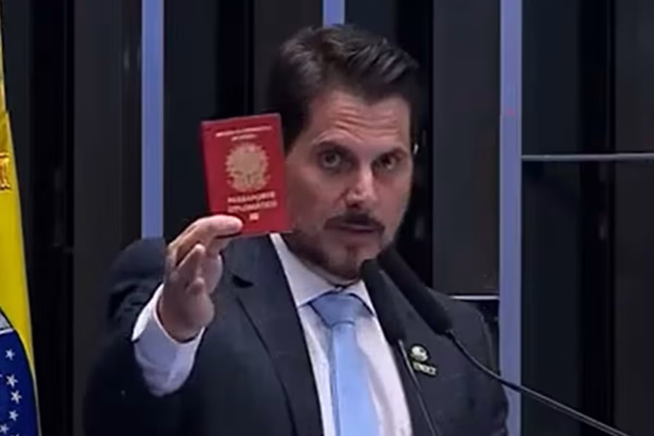 Em março de 2025, Marcos Do Val desafiou Moraes a pegar seu passaporte diplomático | Imagem reprodução/TV Senado