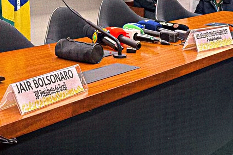 Mesa onde Bolsonaro faria coletiva de Imprensa | imagem reprodução/@Lindberghfarias/X