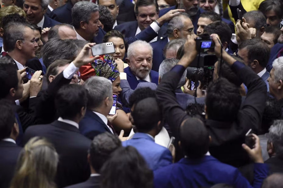 O Presidente Lula em meio a deputados na Câmara durante sua posse em 1º de janeiro de 2023