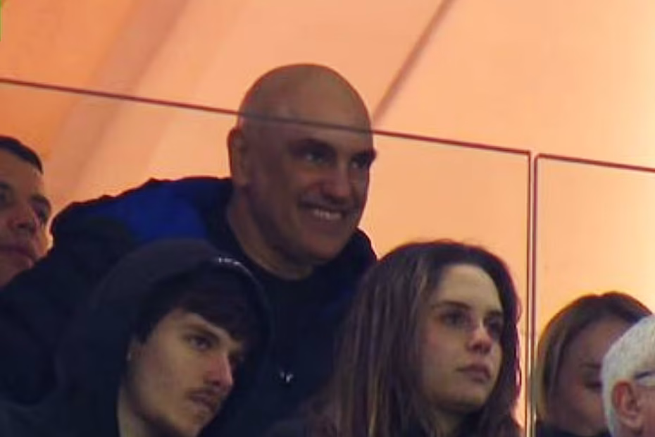 O ministro do STF Alexandre de Moraes sorri durante a partida entre o Corinthians x Palmeiras enquanto é enquadrado pela câmera da rede Globo |30/7/2025| Imagem reprodução/X/Rede Globo