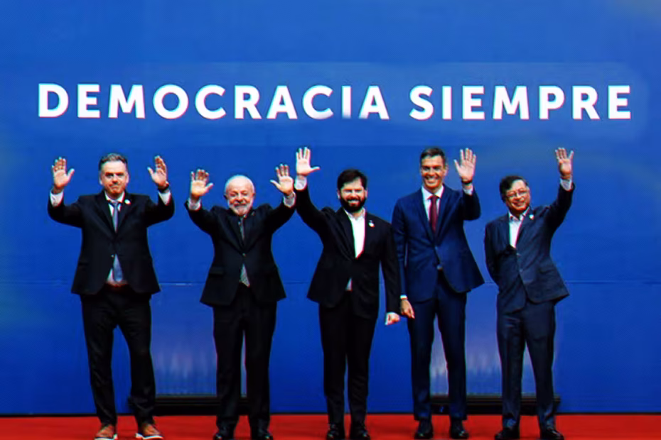 Os presidentes do Uuguai, Brasil, Chile, Espanha e Colômbia, respectivamente, Yamandú Orsi, Luiz Inácio Lula da Silva, Gabriel Boric, Pedro Sánchez e Gustavo Petro, durante encontro "Democracia Sempre" | Foto: Ricardo Stuckert
