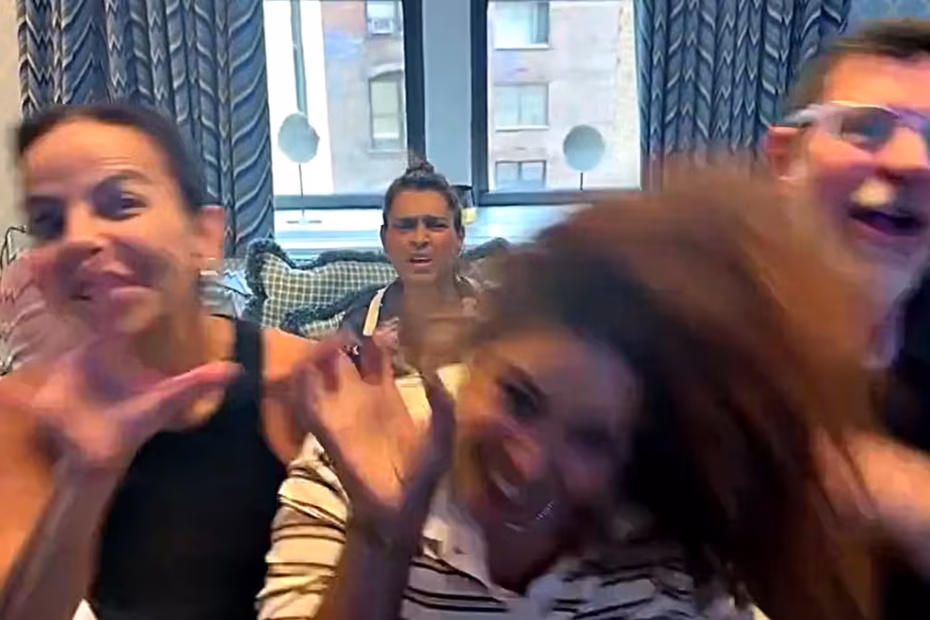 Cynthia Sangalo, irmã de Ivete Sangalo, Preta Gil, ao fundo, a influenciadora Jude Paulla e Dito Espinheira, assessor de Ivete | Imagem reprodução