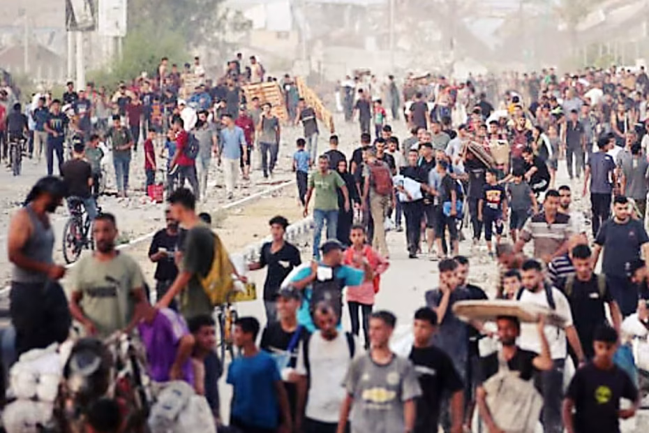 Palestinos caminham em uma rua de Jabalia, no norte da Faixa de Gaza, após receberem ajuda humanitária | Foto: Eyad BABA/AFP