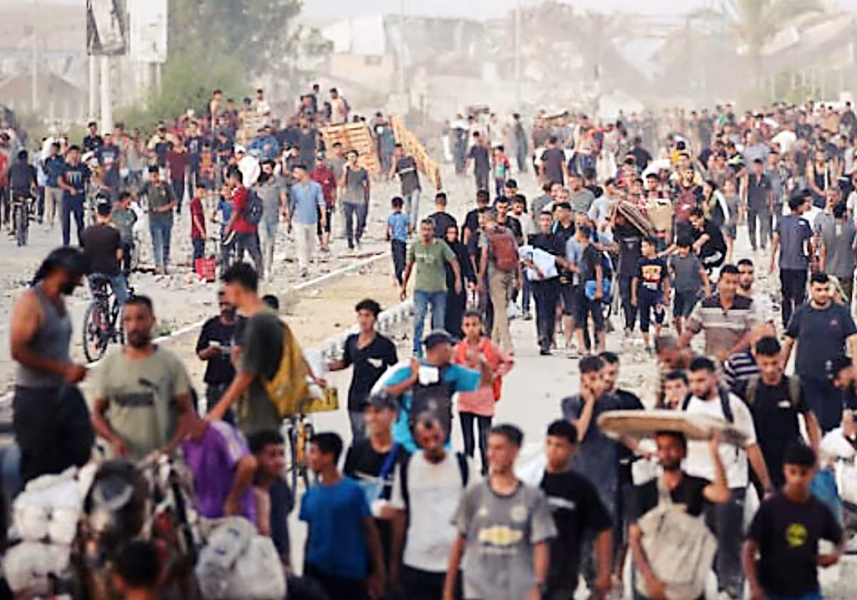 Palestinos caminham