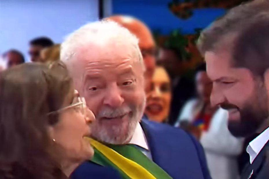 Presidente Lula recebe os cumprimentos do presidente do Chile, Gabriel Boric, durante posse em 1º de janeiro de 2023 | Imagem reprodução