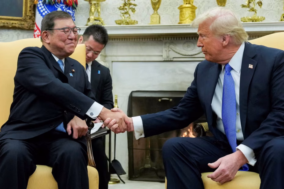 Donald Trump aperta a mão do primeiro-ministro japonês, Shigeru Ishiba, na Casa Branca, em fevereiro. O presidente americano anunciou um acordo sobre tarifas na terça-feira 22.7.2025 | Foto: Kent Nishimura/Reuters