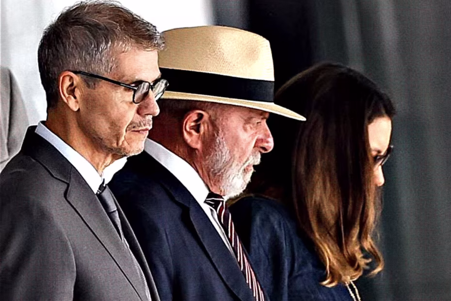 O ministro da SECOM, Sidônio Palmeira, o Presidente da República Federativa do Brasil, Luiz Inácio Lula da Silva, e a Primeira-Dama do Brasil e socióloga Rosângela Lula Silva | Foto de Gabriela Biló/Folhapress