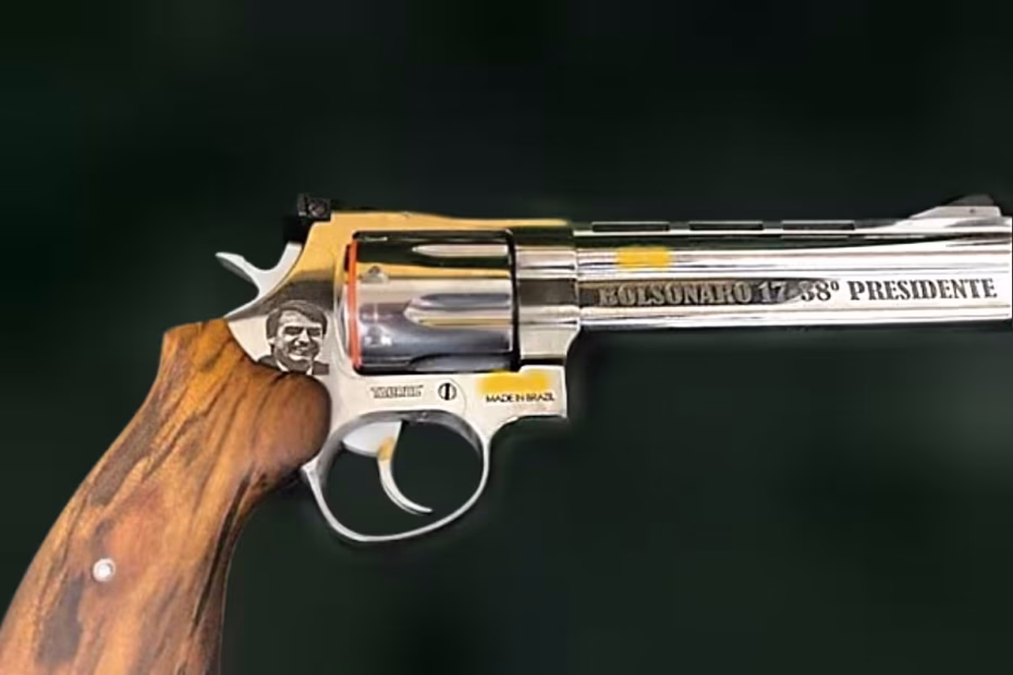 Revólver Taurus RT838 com cabo em madeira e uma referência ao número eleitoral da ocasião, 17, personalizado com o nome e a foto do então presidente no ano de 2021, Jair Bolsonaro, presente do CEO Global da empresa, Salesio Nuhs, durante a 1ª Feira Brasileira do Grafeno, em Caxias do Sul (RS) | Crédito: LRCA Defense Consulting