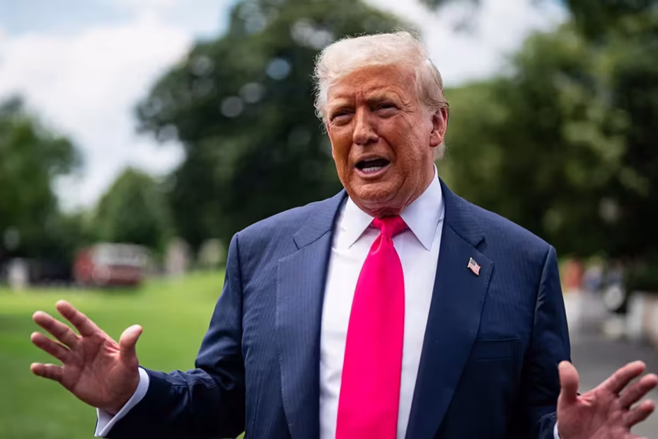 O presidente Donald Trump fala com membros da imprensa no gramado sul da Casa Branca antes de embarcar no Marine One em Washington, D.C. |15.7.2025| Foto: Al Drago/Bloomberg via Getty Images