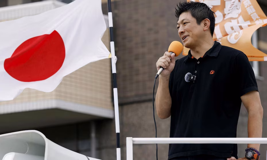 Sohei Kamiya, líder do Sanseito, discursa durante um comício de campanha eleitoral na prefeitura de Saga, Kyushu, em 12 de julho. © Kyodo