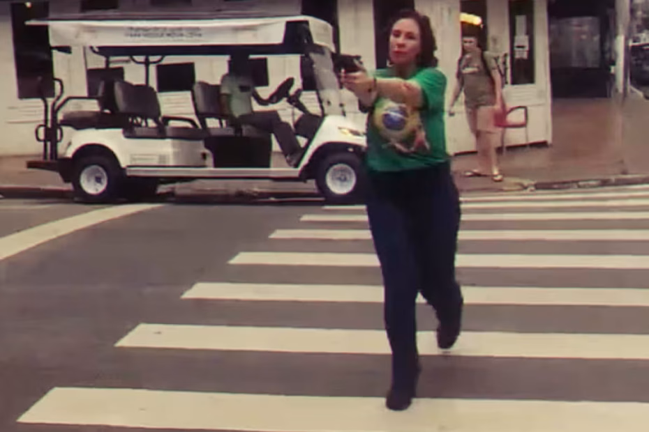 A deputada federal Carla Zambelli durante perseguição armada a um jornalista negro, nas ruas de São Paulo, durante as eleições de 2022 / Imagem reprodução