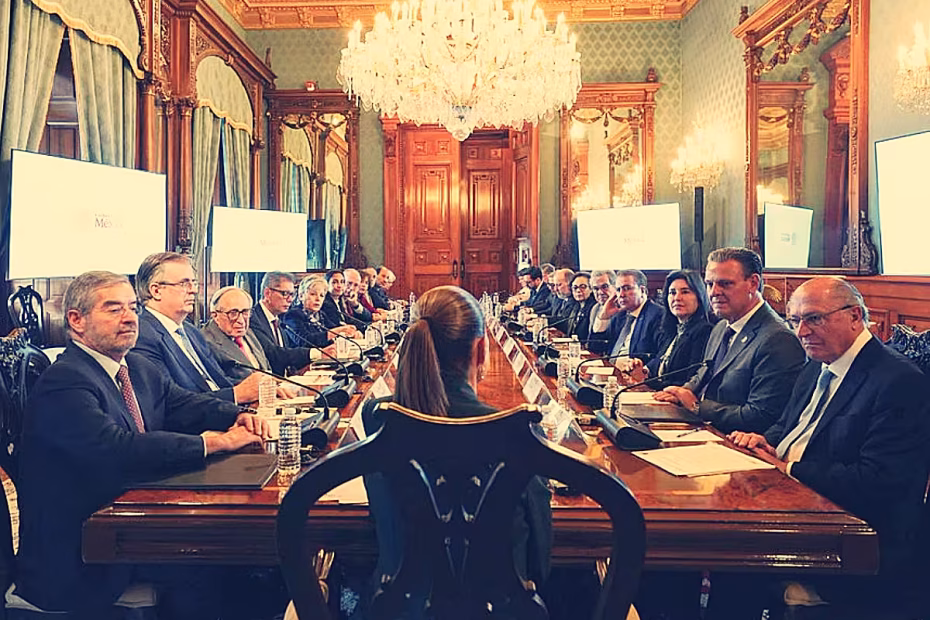 A presidenta do México Claudia Sheinbaum (de costas) e a comitiva brasileira (direita) liderada pelo vice-presidente Geraldo Alckmin |28.8.2026| Imagem reprodução X/@Claudiashein