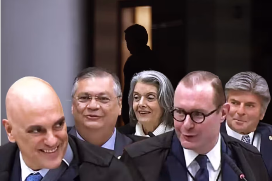Os ministros Alexandre de Moraes, Flávio Dino, Cármen Lúcia, Cristiano Zanin e Luiz Fuz, da Primeira Turma do STF / montagem | Ao fundo, o ex-presidente Jair Bolsonaro em casa, após a ordem de prisão domiciliar dada por Moraes |4.8.2025| Foto: Pedro Ladeira/Folhapress