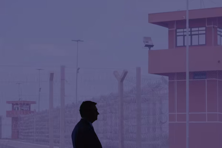 Montagem: Sombra do ex-presidente Jair Bolsonaro / Foto reprodução redes sociais | Ao fundo, o Complexo Penitenciário da Papuda / Foto: Marcelo Camargo/Agencia Brasil