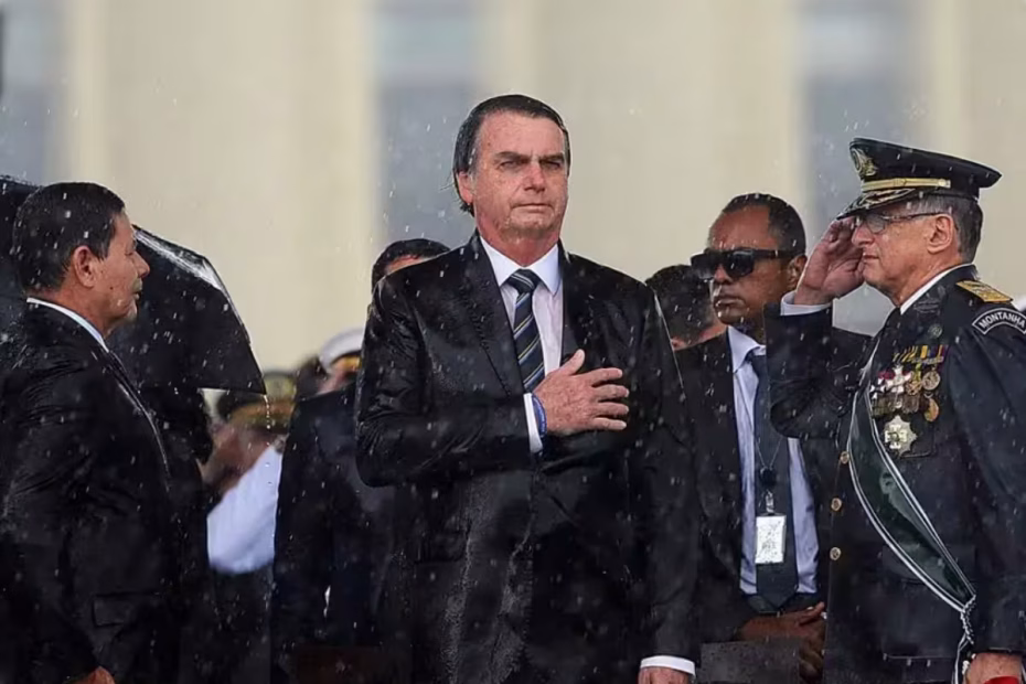 Jair Bolsonaro durante seu governo recebe as continências de membros de sua equipe, na chuva | Foto: Sérgio Lima/AFP