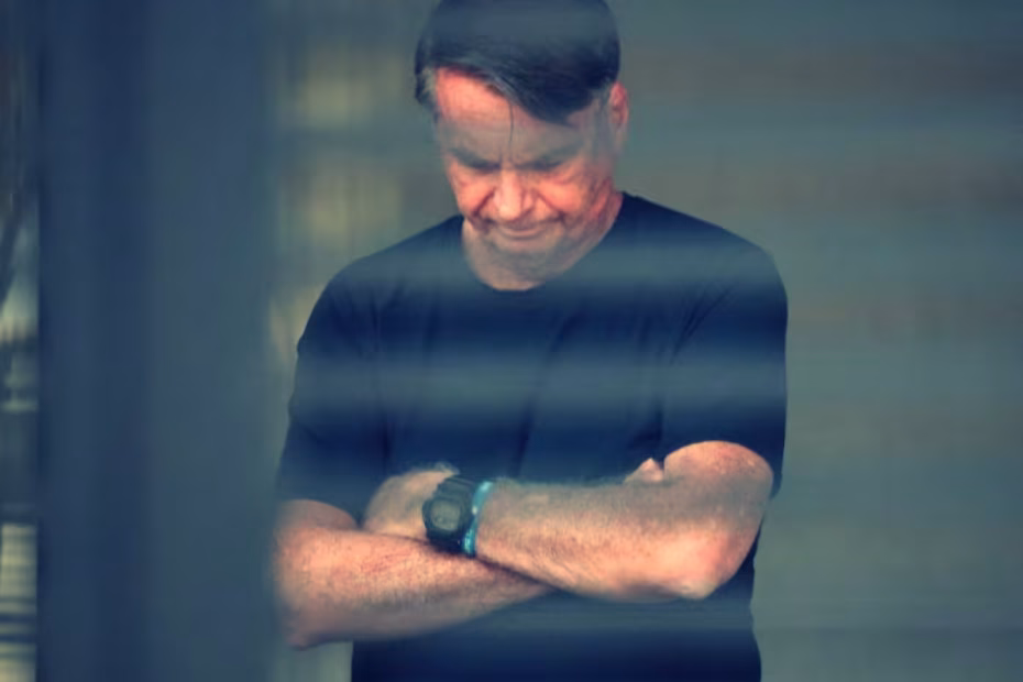 Ex-presidente é flagrado cabisbaixo dentro de sua redidência-prisão em Brasília, aparentando desânimo com o resultado do julgamento da trama golpista no STF / Crédito BBC