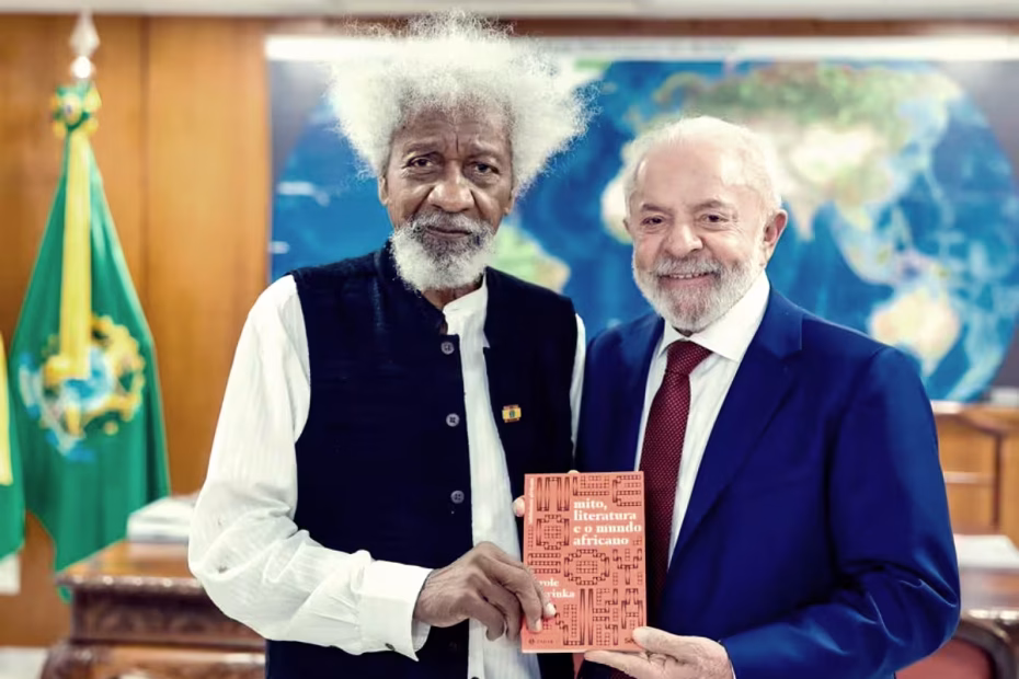 "Hoje (25.8.2025) recebi o presidente da Nigéria e tive também o prazer de encontrar o grande escritor WOLE SOYINKA, primeiro africano a ganhar o Prêmio Nobel de Literatura. Uma honra celebrar juntos a força da cultura e dos laços entre Brasil e África" (LUIZ INÁCIO LULA DA SILVA - Presidente do Brasil) / Foto: Ricardo Stuckert