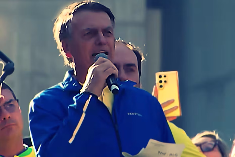 Jair Bolsonaro e os filhos Flávio e Carlos durante ato na Avenida Paulista, em São Paulo / Imagem reprodução