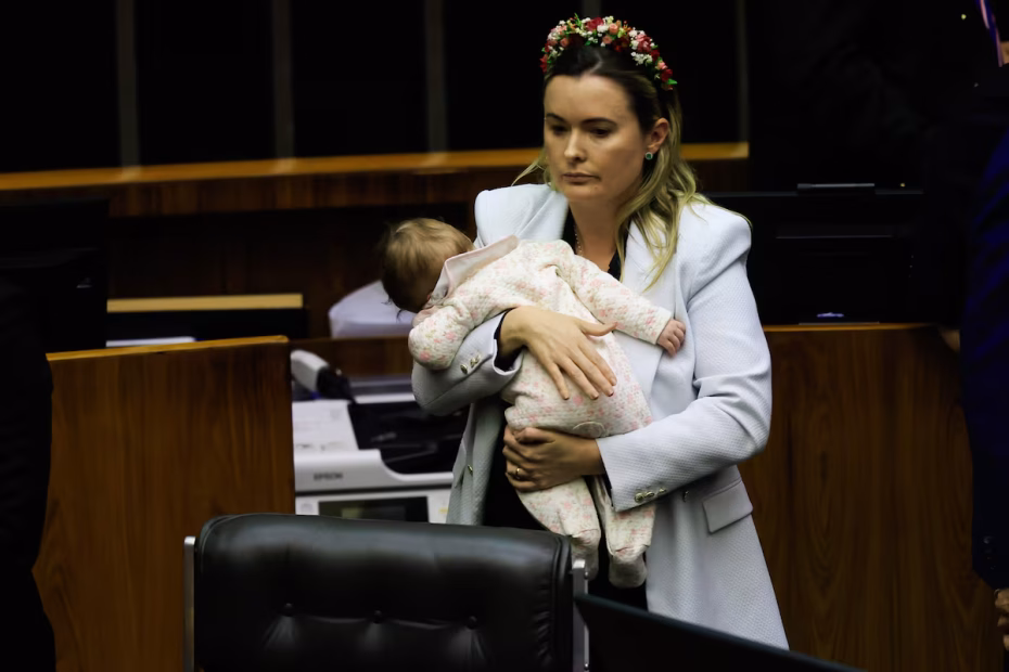 A deputada federal Júlia Zanatta com a filha de quatro meses no colo durante protesto bolsonarista na Câmara dos Deputados | Foto: Wilton Junior/Estadão