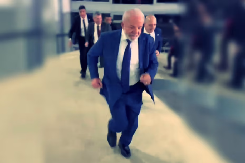 O Presidente da República Federativa do Brasil, Luiz Inácio Lula da Silva (PT), sobe correndo a rampa interna do Palácio do Planalto, forçando agentes de sua segurança a acompanhá-lo / Imagem reprodução/X/@LulaOficial