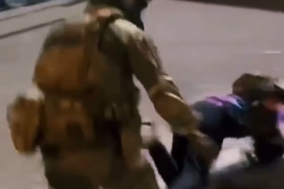 Momento em que agente do serviço de imigração dos EUA derruba violentamente um homem identificado como veterano da guerra do País contra o Afeganistão / Imagem reprodução