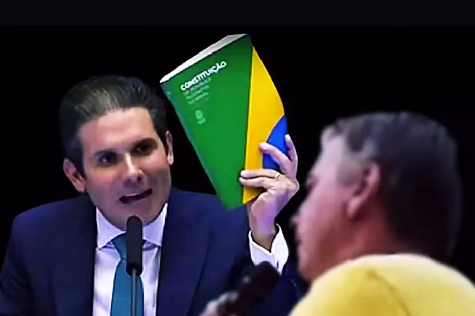 O presidente da Câmara dos Deputados, Hugo Motta, ergue a Constituição Federal de 1988 durante discurso no evento de sua posse na Casa Legislativa da câmara baixa do Congresso Nacional | O ex-presidente Jair Bolsonaro, réu por tentativa de golpe de estado, durante ato na praia de Copacabana, no Rio de Janeiro | Sobreposição de imagens reprodução